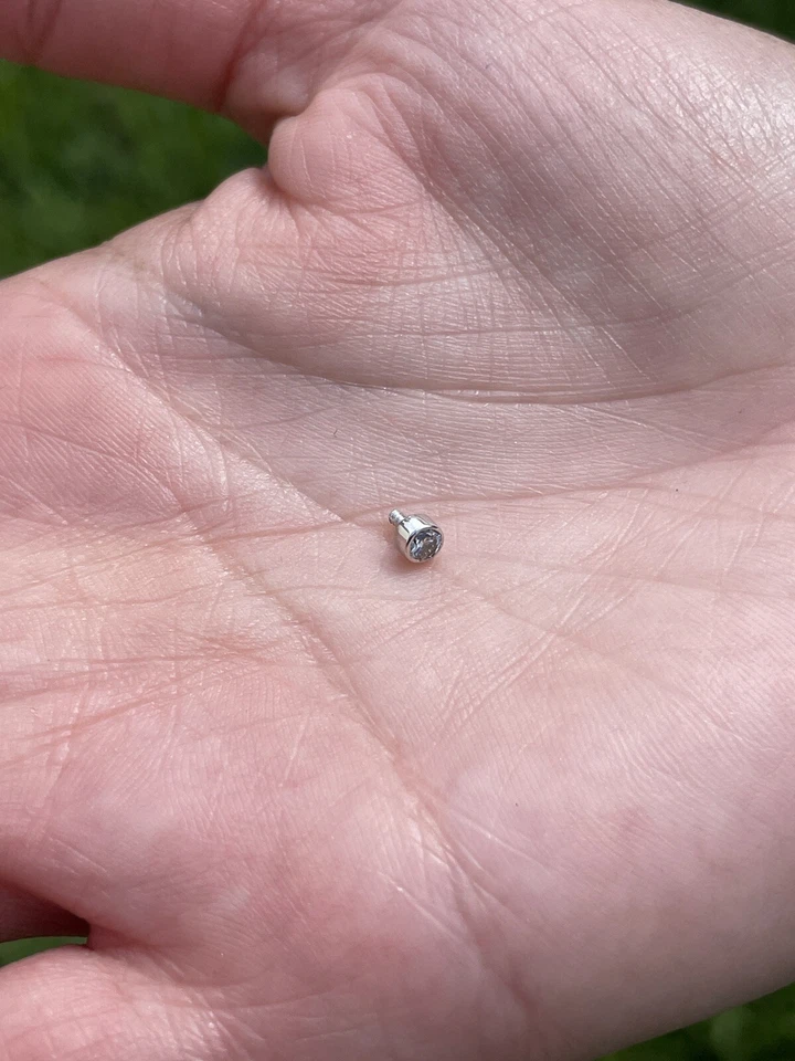 Diamante natural redondo de oro blanco macizo de 14 k con asentamiento de basilea superior de anclaje dérmico Foto 2 de 4