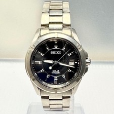 Orologio Uomo Seiko Solar Titanium V145-0AX0 Quadrante Nero Articolo Funziona...