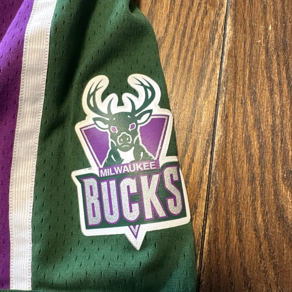 Mitchell & Ness Milwaukee Bucks Hardwood Classics Swingman Shorts Men’s Medium - Image 2 of 4