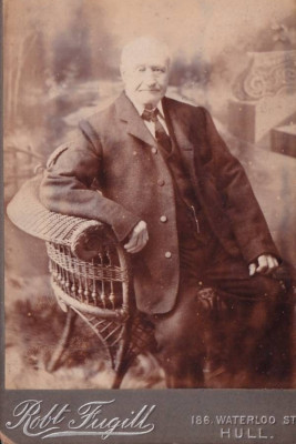 GROSSES KABINETTFOTO - ÄLTERER MANN - ROBT. FUGILL, FOTOGRAF, HULL