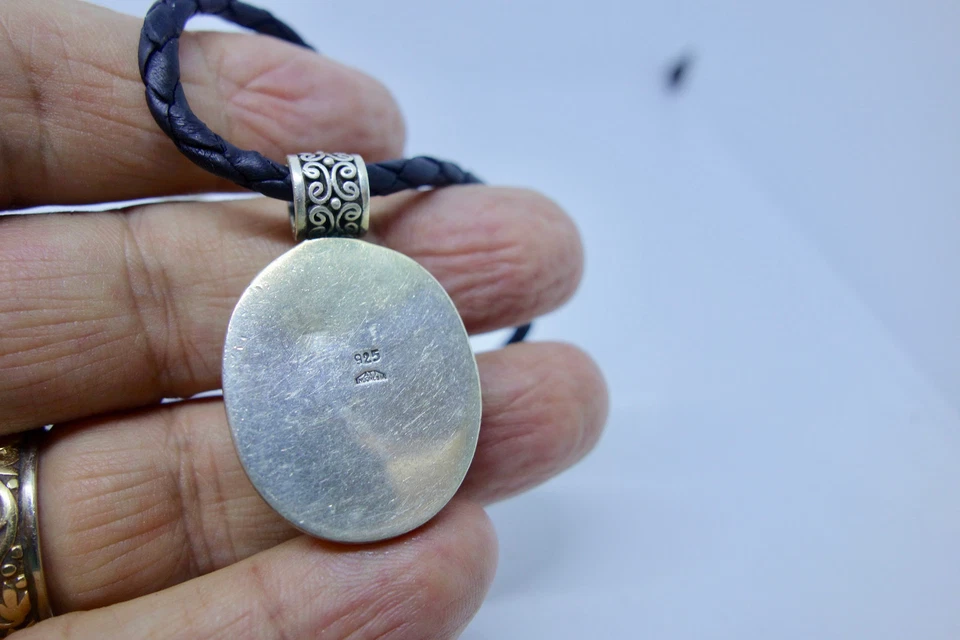 Collar con cordón de cuero trenzado ATI Indonesia colgante de ley y ónix cierre de palanca Foto 4 de 4