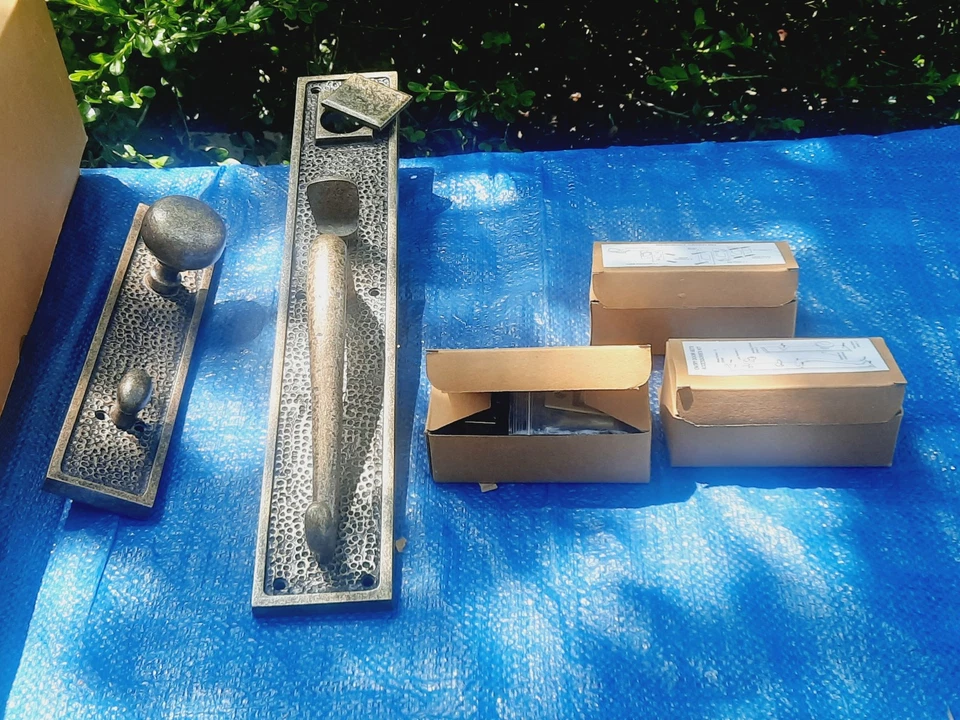 Firma Hardware Traeger Latón Estilo Martillado Placa Completa Entrada con Llave 2-3/4" Foto 2 de 4