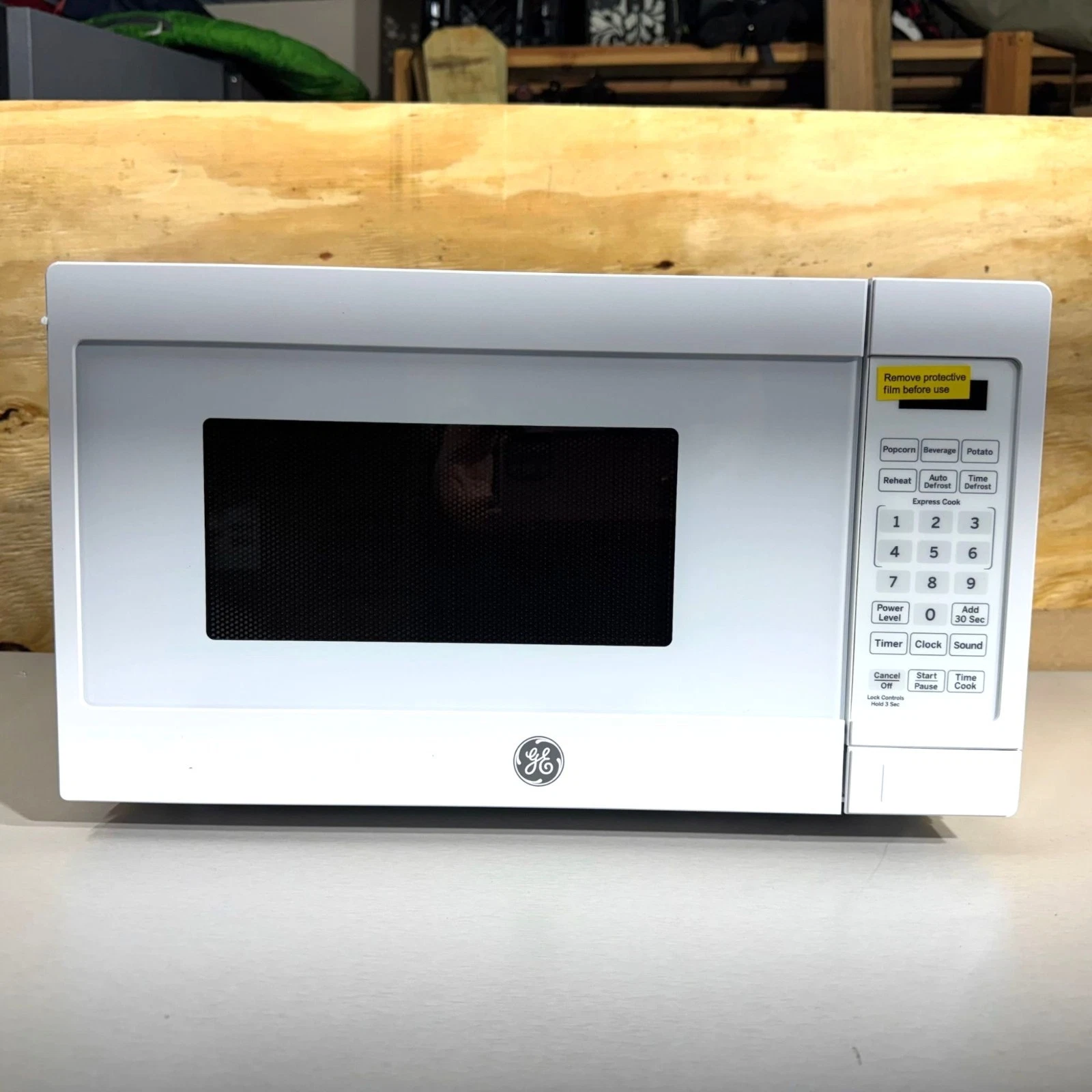 GE Spacemaker Countertop Microwave Oven White 0.7 CU FT JEM3072DHWW DENTED NWD