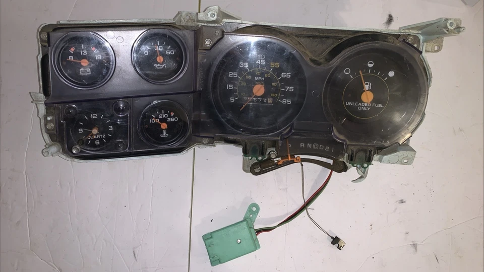 Chevrolet GMC Truck C-10 Suburban Gauge Cluster Velocímetro 1981-87 Piezas OEM Foto 2 de 4