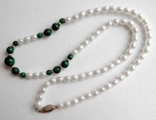 Vintage pearl and green malachite beads necklace 46cm 18” long
