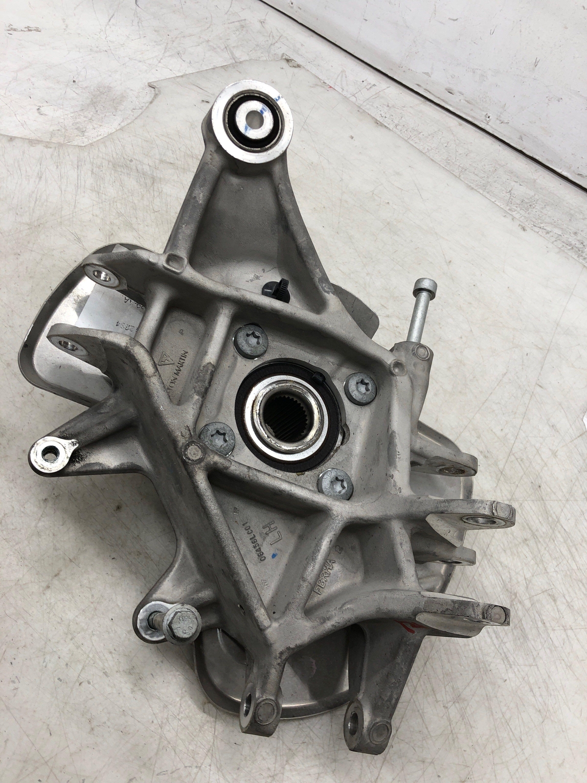 2019-2023 ASTON MARTIN VANTAGE LEFT REAR SPINDLE KNUCKLE HUB HY53-5A971-AD OEM