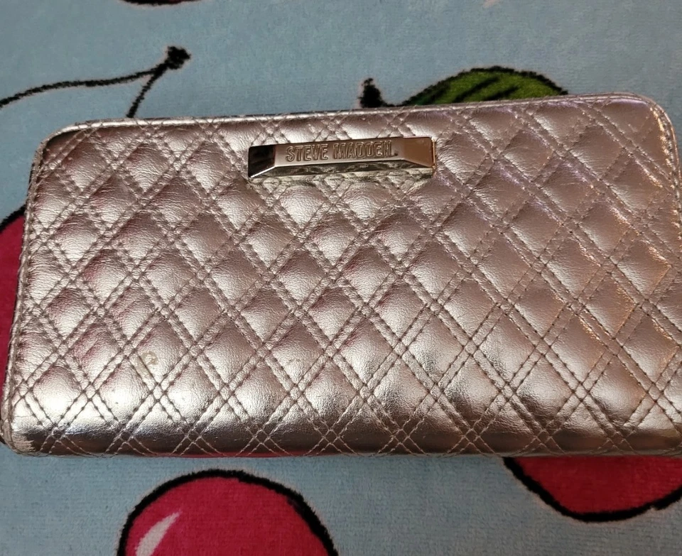 Bolso de Mano Paris Hilton Carson Acolchado de Nylon, Plateado con Cartera Steve Madden a Juego Foto 4 de 4