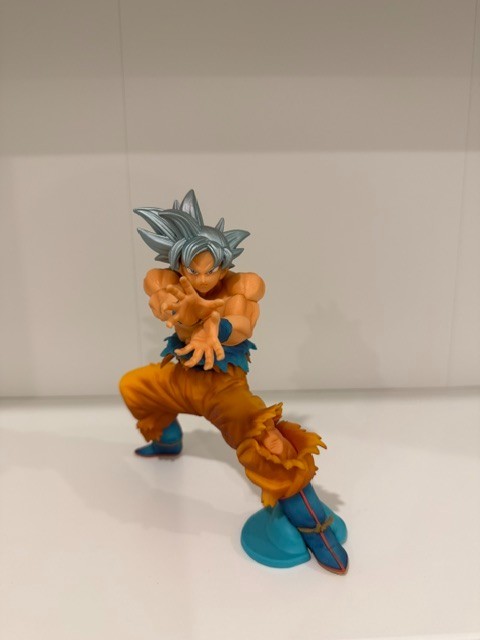FIGURA DE GUERREROS ESPECIALES DRAGON BALL SUPER BANPRESTO ULTRA INSTINTO GOKU