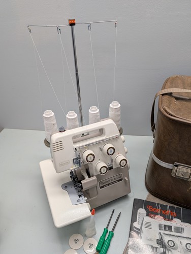 Serger Overlock Bernina Bernette 334D RECIÉN REPARADA - FUNCIONA PERFECTAMENTE - Imagen 4 de 15