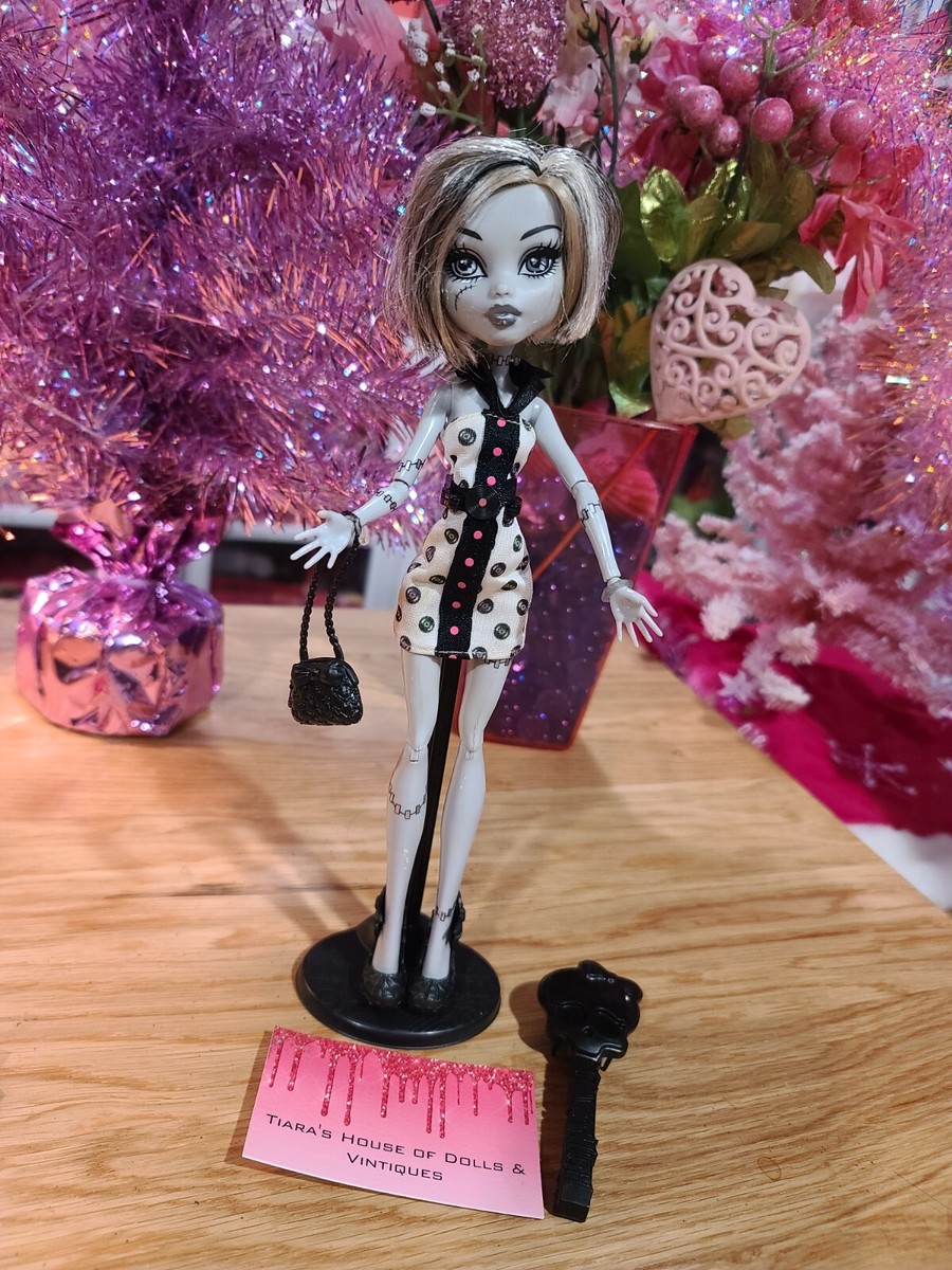 2011 MONSTER HIGH SKULL SHORES FRANKIE STEIN BLACK & WHITE! | eBay
