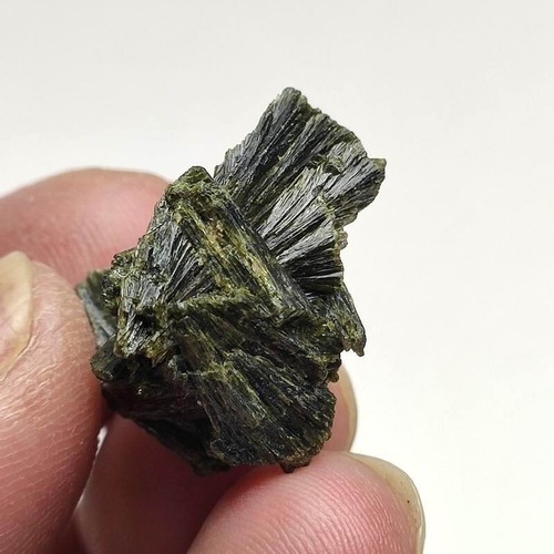 16g/3pcs Beautiful Natural Epidote Crystal Cluster Specimen , Pakistan 0027 - Picture 8 of 11