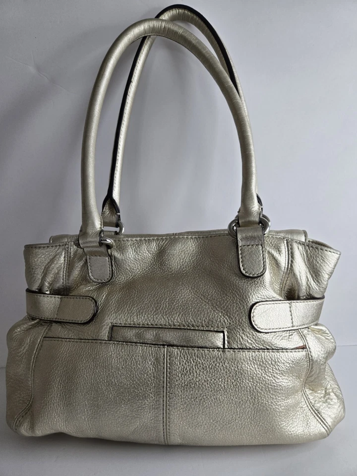 Bolso de hombro de cuero metálico dorado B Makowsky Foto 2 de 4