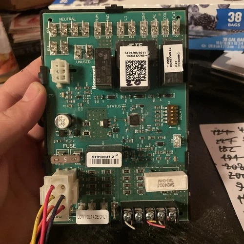 Honeywell ST9120U1011 Electronic Fan Timer Furnace Control Board