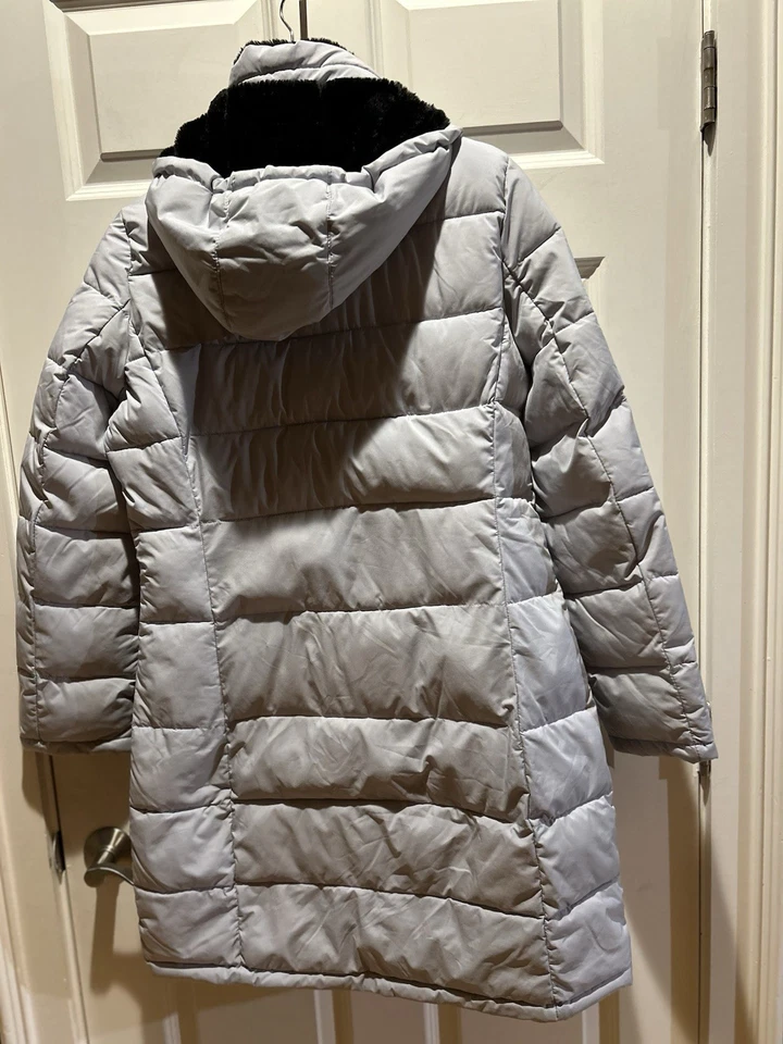 Women’s Andrew Marc Stretch Long Hooded Puffer Parka Jacket Light Gray Size M - Image 3 of 4