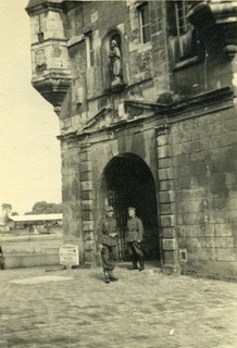 WW2..Allemands en poste de garde à la Lieutenance à Honfleur quartier st Léonard