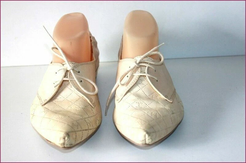 Zapatos de salón Hispanitas de cuero calado de vainilla con punta talla 39 en muy buena condición Foto 2 de 4