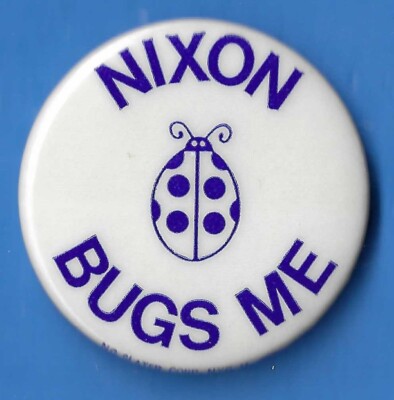 1973 Anti Richard Nixon - 1.5'' / ''Nixon Bugs Me - Blue'' Watergate Button(Pin03a)