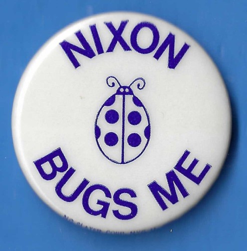1973 Anti Richard Nixon - 1.5" / "Nixon Bugs Me - Blue" Watergate Button(Pin03a)