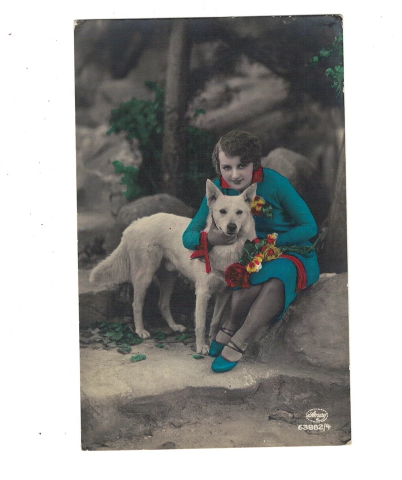 PA4596 ANIMALES PERROS ALETA ART DECO CON PERRO GRANDE BLANCO POSANDO RPPC HEAVY COL Foto 2 de 2