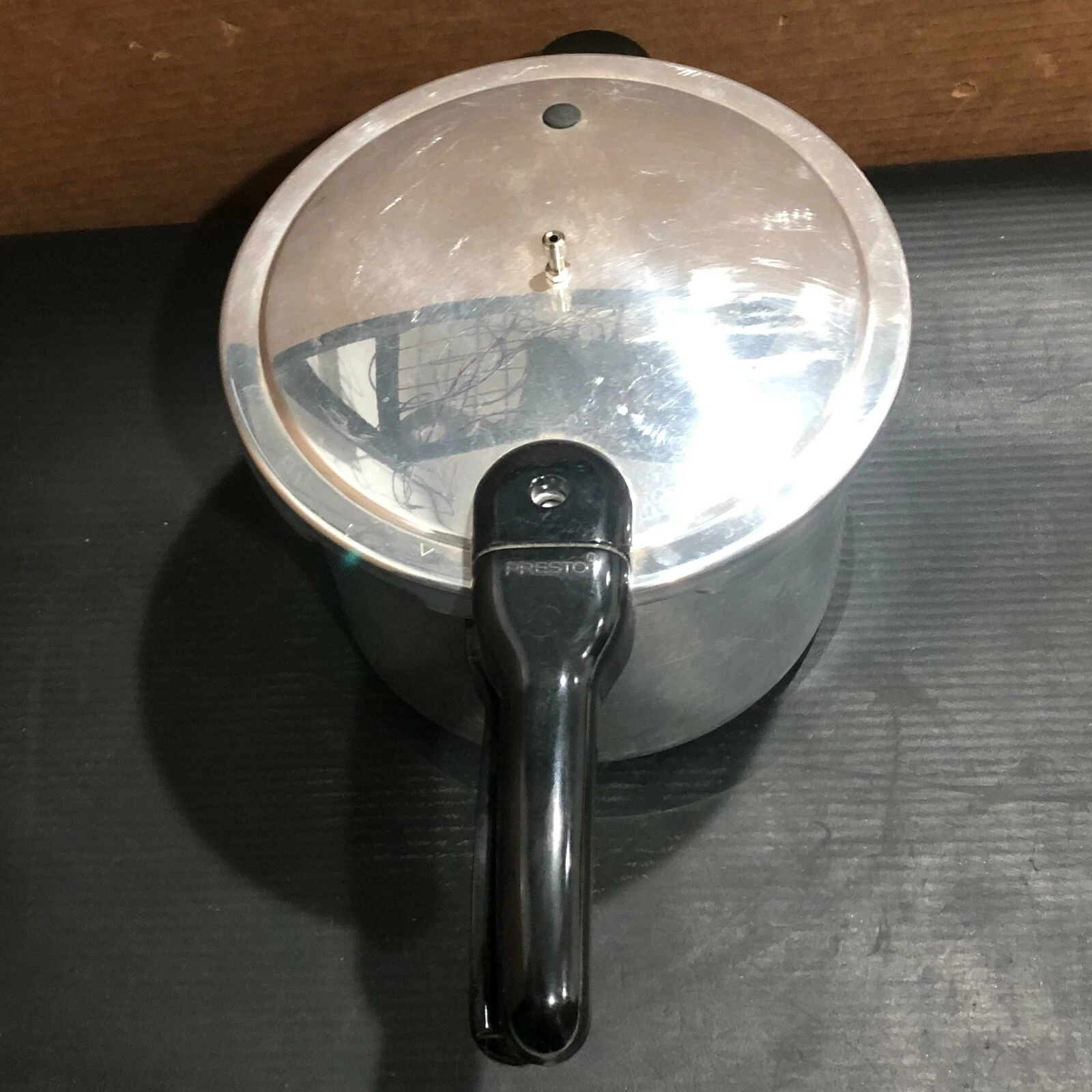 PRESTO DELUXE PRESSURE COOKER 6 QT 01264, No. 07/ w/ KITCHEN MEASURING CUPS