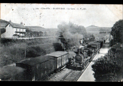 BLAISY-BAS (21) ZUG im belebten Bahnhof 1904
