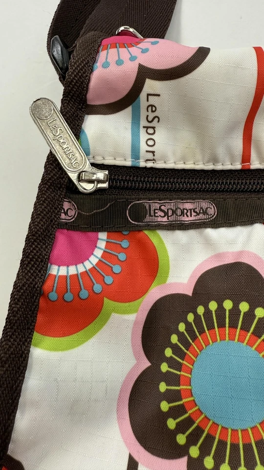 Bolso Bandolera LeSportsac Para Mujer Mediano Estampado Floral Marrón Correa Foto 4 de 4