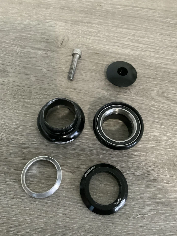 FSA HEADSET ONE INCH THREADLESS BLACK STEM CAP SEALED BEARINGS 26.4 CROWN RACE - Image 4 of 4