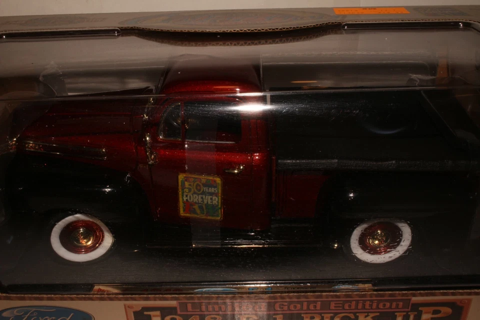 Camioneta Ford F-1 1948 Yat Ming Road Legends escala 1:18 diecast en caja, roja y negra Foto 2 de 4
