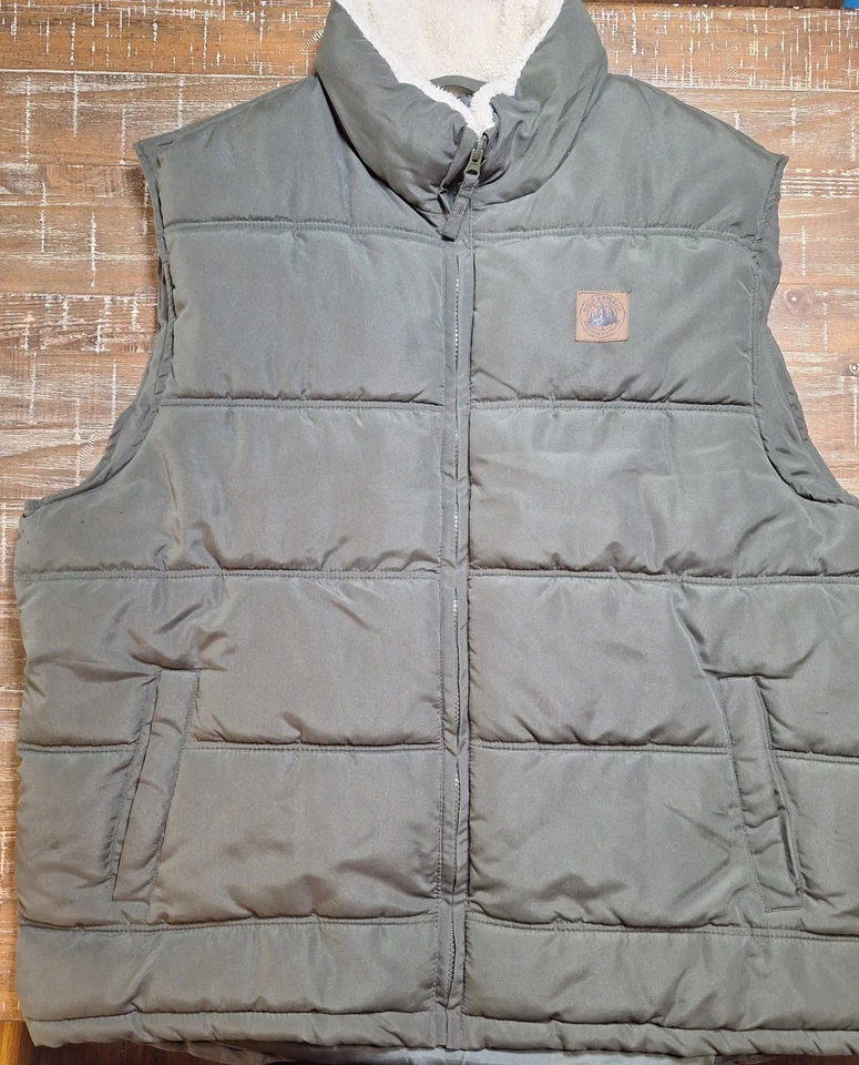 Field & Stream Men's XL Green Puffer Vest with Logo and Soft Colar Outdoor Wear - Image 2 of 4