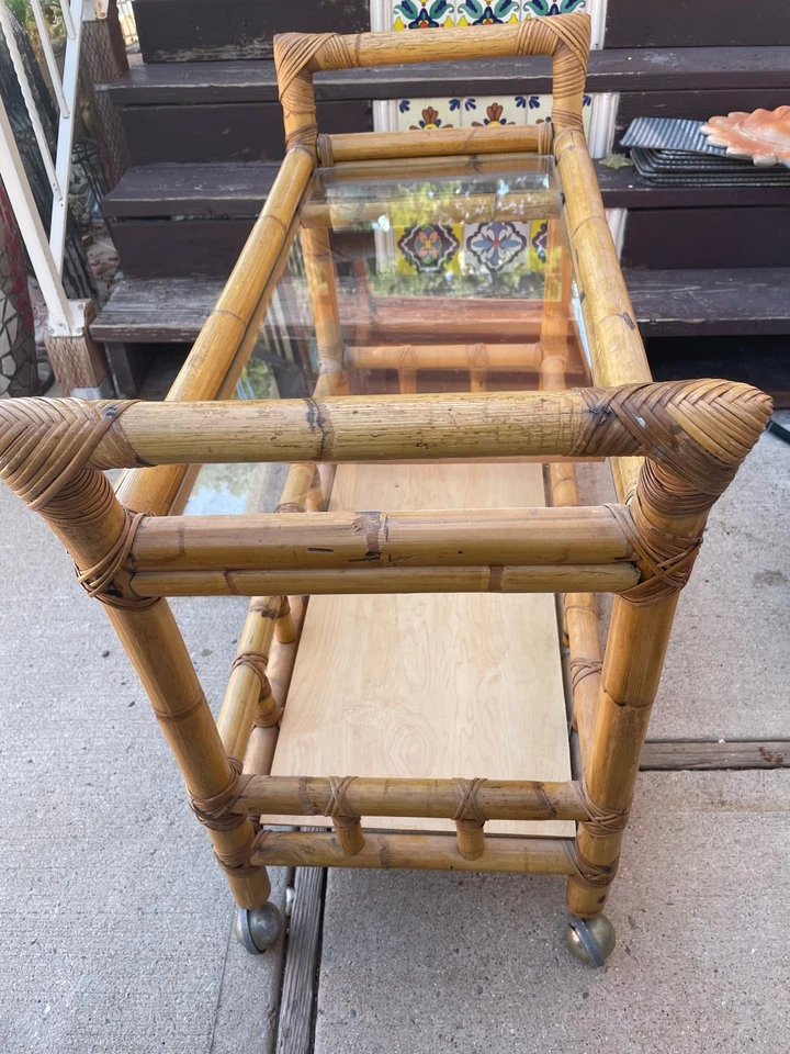 Carro de bar vintage de mimbre y vidrio de bambú Mid-Century Foto 3 de 4