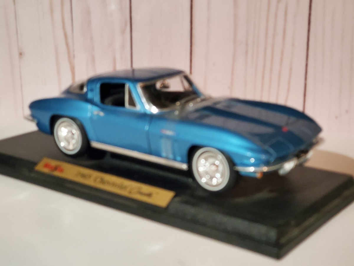 Maisto 1965 Chevy Corvette Sting Ray No Antenna 1:18 Scale Diecast