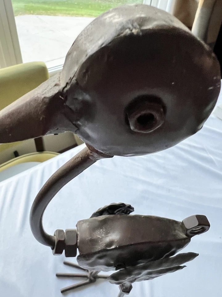 "Escultura artesanal de pájaro de metal soldado de 17"" arte industrial recuperado" Foto 4 de 4