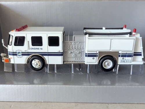Corgi 54703 E-One Side Mount Newark Fire Dept 1/50 Boxed - Picture 3 of 15