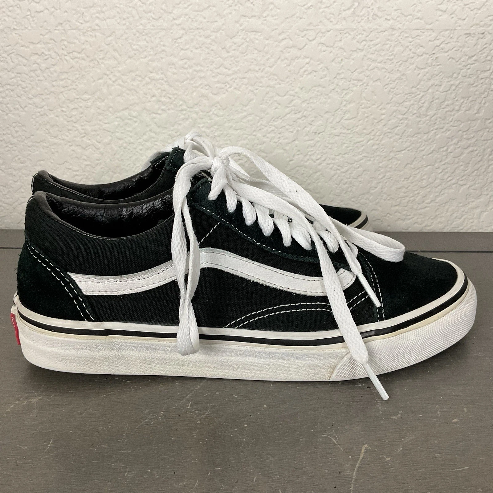 Vans Unisex Black And White Old School Low Top Shoes/Sneakers Siez 6.5 US Men’s
