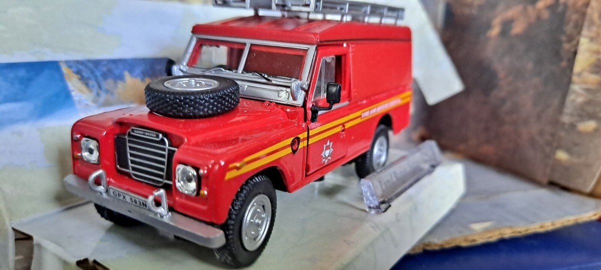 Bburago 1:24 - Coche a escala (2) -2x Land Rover 109" - hecho en Italia