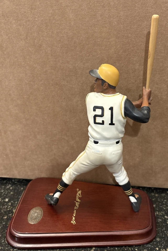 Danbury Mint Roberto Clemente Figurine Pittsburgh Pirates Legend wCOA - Image 2 of 4