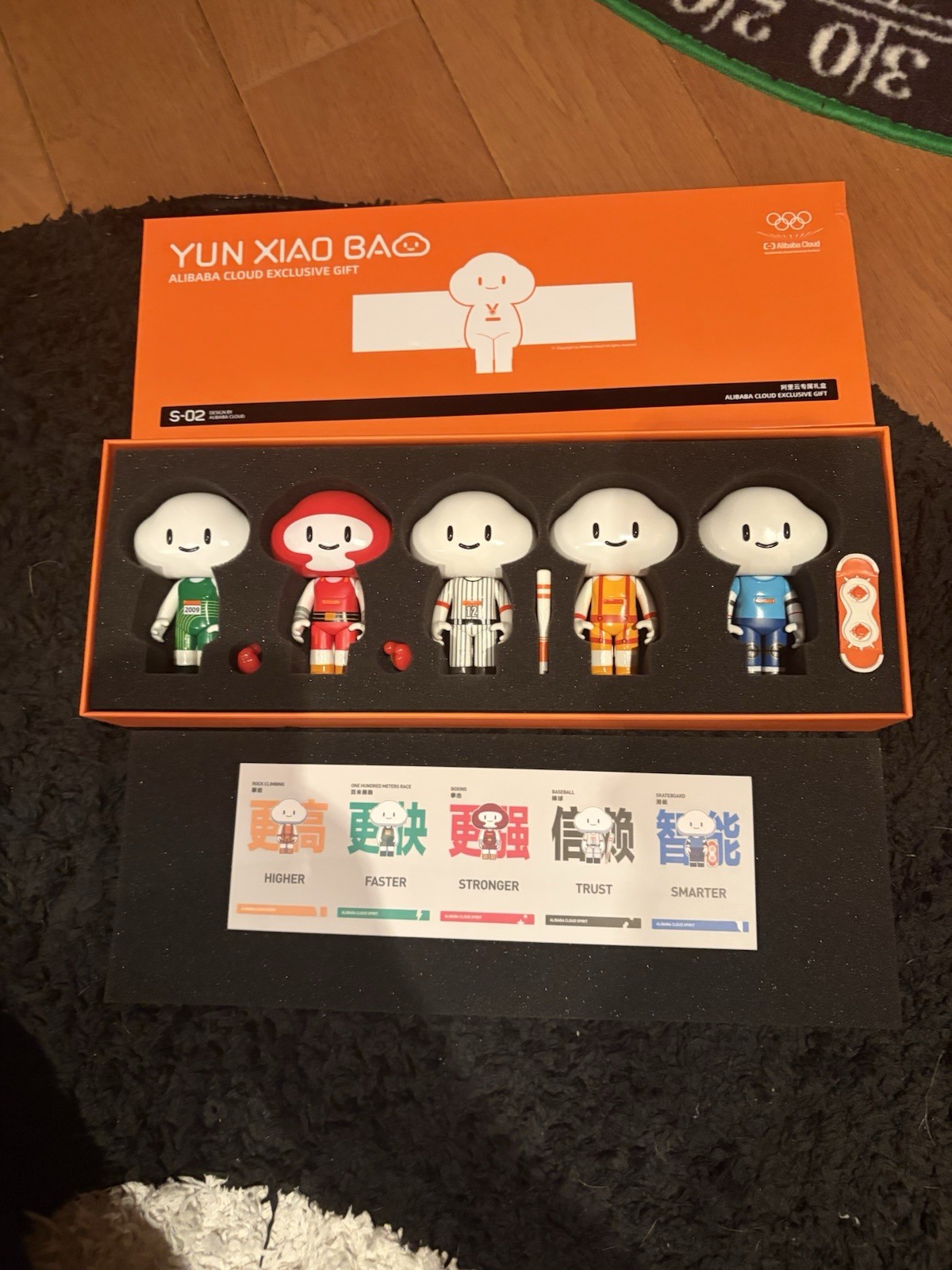 Coffret Jeux Olympiques Alibaba Yun Xiao Bao complet avec pins et guide