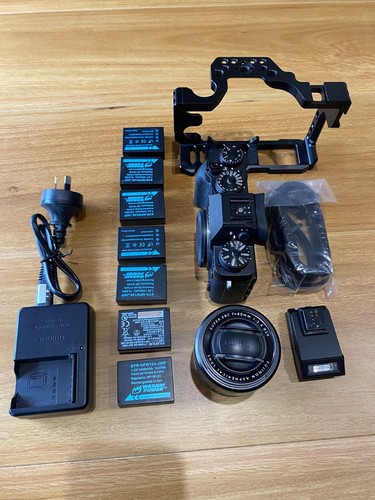 Fuji X-T2 Mirrorless Camera, Fujinon 60mm f2.4 Macro, Smallrig Cage + more - Picture 3 of 9