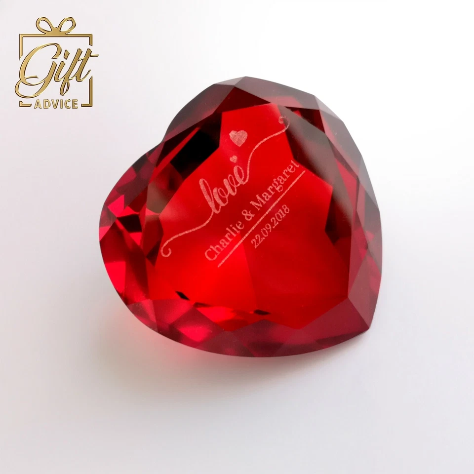 Pisapapeles grabado personalizado en forma de corazón cristal rojo rubí Foto 3 de 4