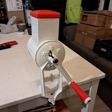 Alte Nuss Mandel Muskat Mühle Reibe HS 830 mit Tischbefestigung 60er Jahre