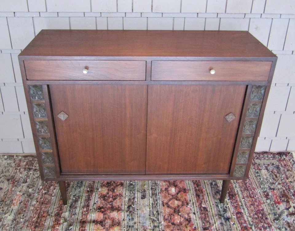 Сделанный на заказ ореховый клатч середины века поверх Credenza... Доступна доставка - Изображение 3 из 4