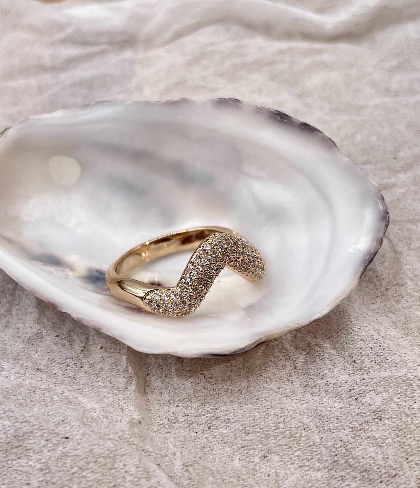Bague vague pavée d'oxydes blancs T58, le cadeau d'anniversaire idéal