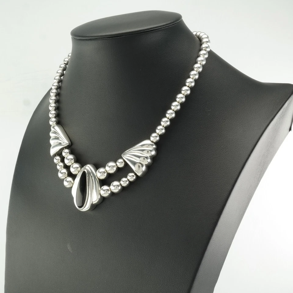 Collar Kabana de plata de ley con cuentas de ónix negro Foto 2 de 4