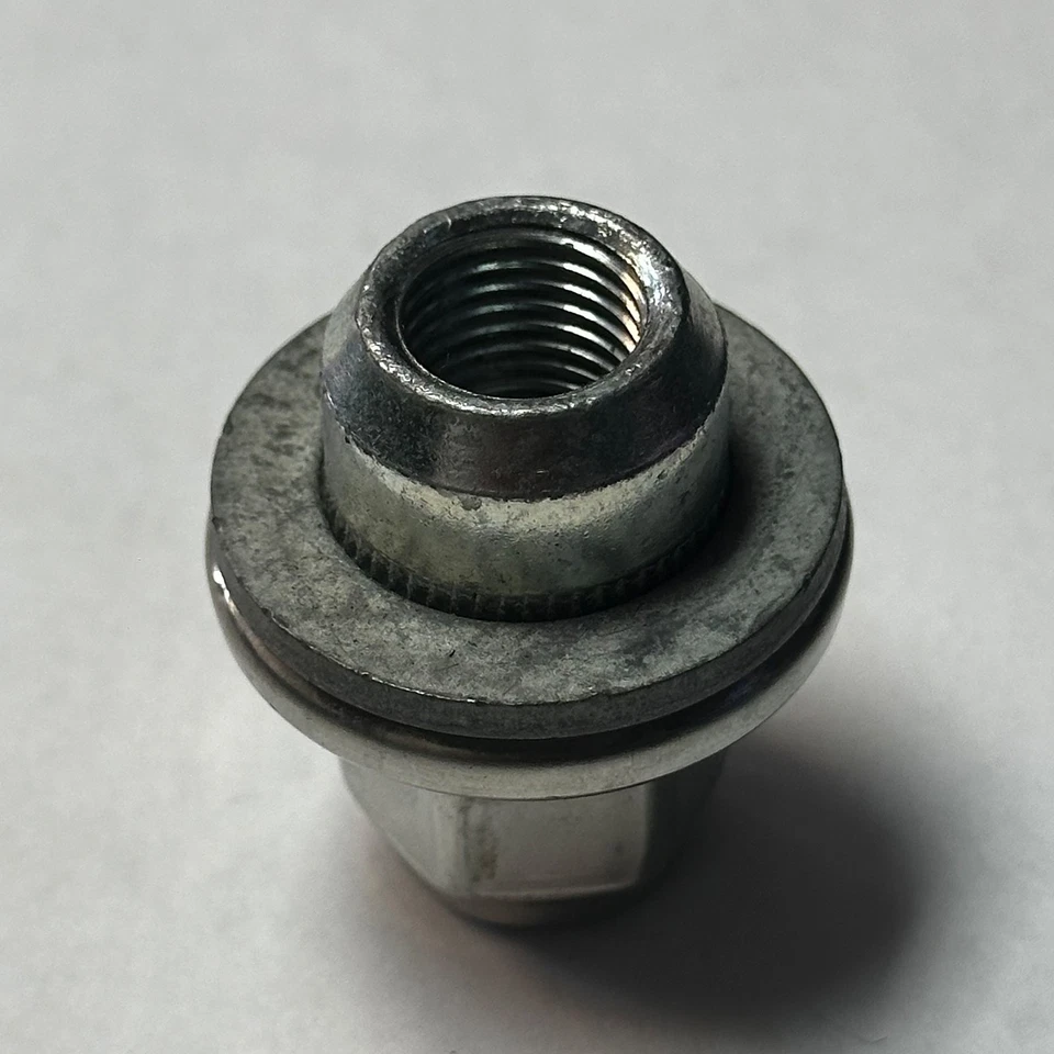 Un Toyota Tundra Sequoia Lexus LX470 LX570 OEM cromo de fábrica 14x1,5 tuerca Foto 4 de 4