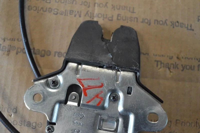 KIA OPTIMA 2014 2015 2016 BLOQUEO DE PESTILLO DE MALETERO (CARCASA AGRIETADA, TOTALMENTE FUNCIONAL) Foto 2 de 4