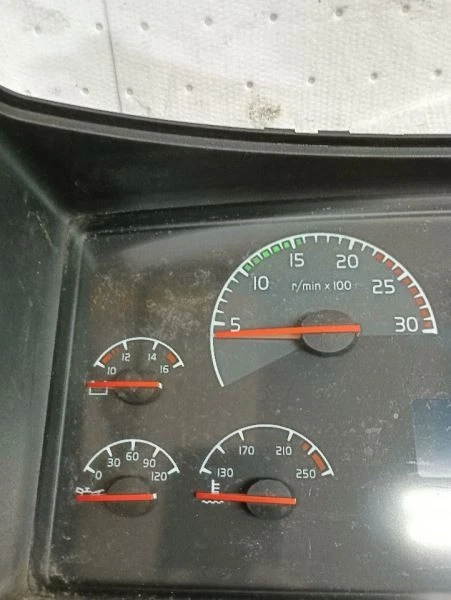 20739260-P02 Volvo VN Velocímetro Cluster (10911266 Foto 2 de 4