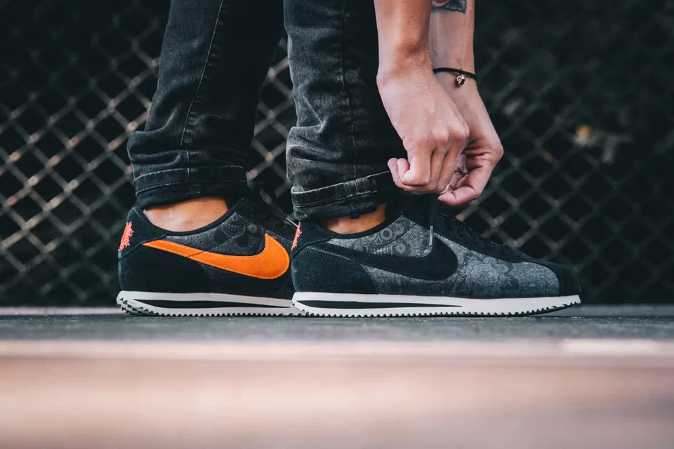 NIKE CORTEZ BASIC LEATHER (WHITE/BLACK/TEAM ORANGE)