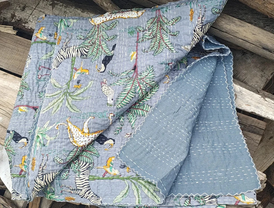 Manta colcha gris acolchada hecha a mano Kantha de algodón indio con estampado de dos bloques Foto 2 de 2