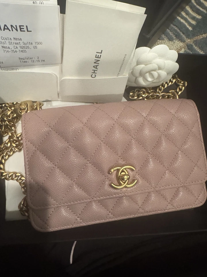 2024 NUEVO CON ETIQUETAS CHANEL Acolchado Cuero Granulado Corazón Bola WOC Cartera con Cadena Solapa Bolso Foto 2 de 4