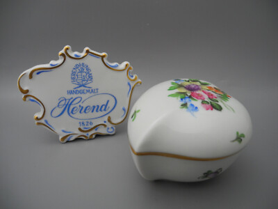 Herend Herzdose Blumendekor Ungarn Deckeldose Goldrand